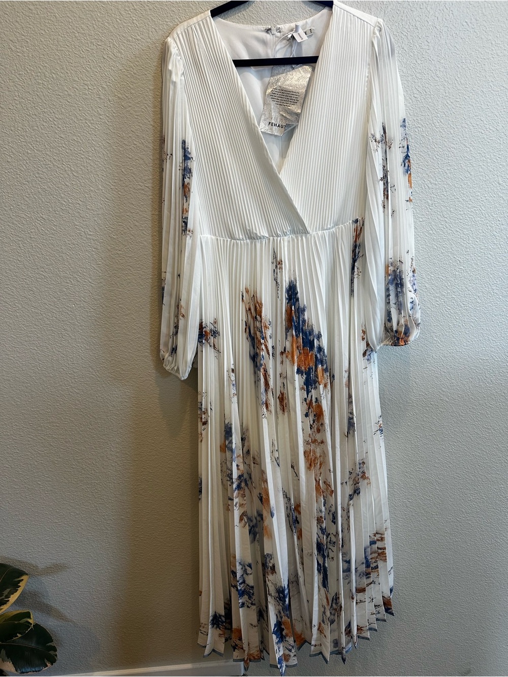 NWT FEHAUTE Pleated Midi Dress White Abstract Print Size S blue satin hem